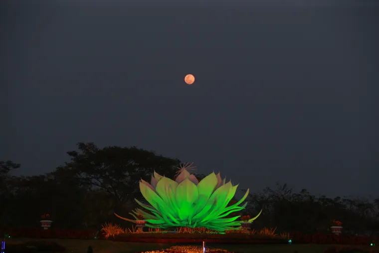 Najveći Supermjesec godine iza&scaron;ao nad svijet koji se bori s opasnim koronavirusom