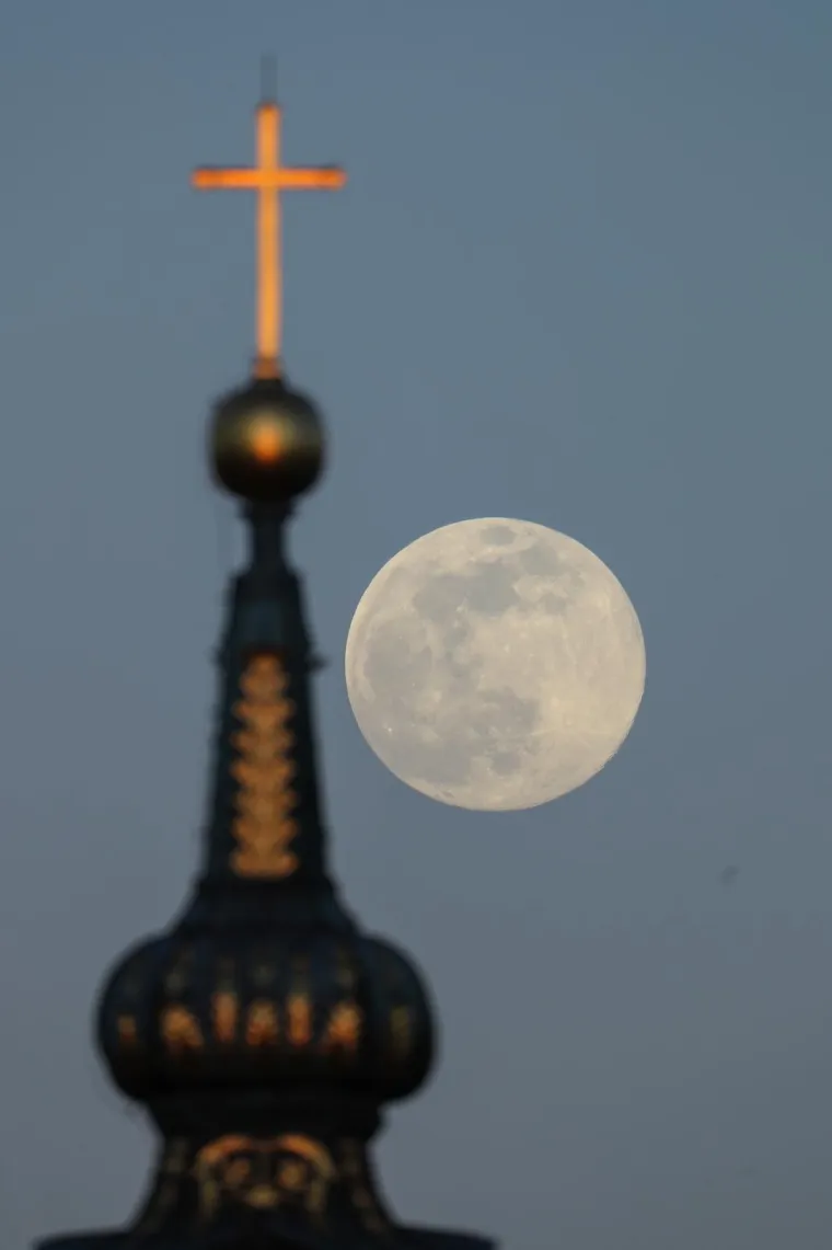 Najveći Supermjesec godine iza&scaron;ao nad svijet koji se bori s opasnim koronavirusom