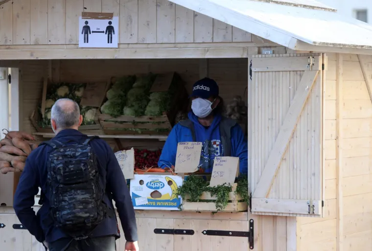 Ni Dolac nije &scaron;to je bio: Tržnica je ponovno otvorena za kupce, a na njoj su postavljene kućice