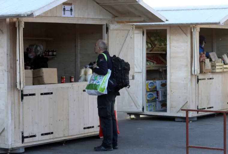 Ni Dolac nije &scaron;to je bio: Tržnica je ponovno otvorena za kupce, a na njoj su postavljene kućice