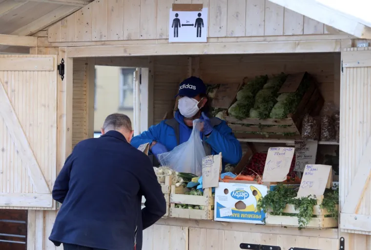 08.04.2020., Zagreb - Nakon 22. ožujka ponovno je otvorena tržnica Dolac, no s posebnim mjerama sigurnosti. Štandovi na tržnici Dolac moraju biti međusobno udaljeni pet metara, a kupci ulaze u ograničenom broju uz obaveznu dezinfekciju ruku.