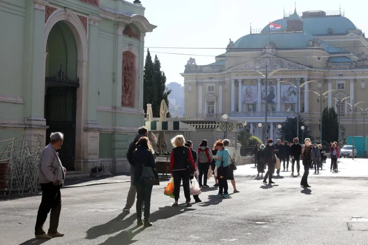 08.04.2020., Rijeka - Velika gužva pred paviljonima na gradskoj tržnici. Foto: Goran Kovačić/PIXSELL