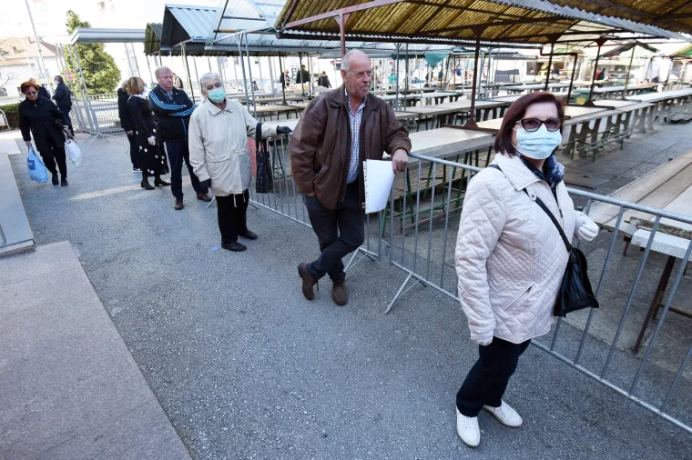 Otvorene tržnice diljem Hrvatske: Na snazi posebne mjere zaštite, građani u redovima od jutra
