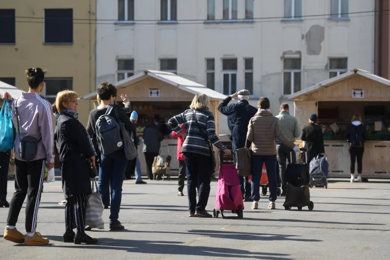 Otvorene tržnice diljem Hrvatske: Na snazi posebne mjere zaštite, građani u redovima od jutra