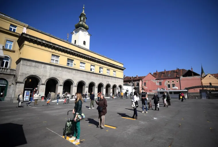 Otvorene tržnice diljem Hrvatske: Na snazi posebne mjere zaštite, građani u redovima od jutra