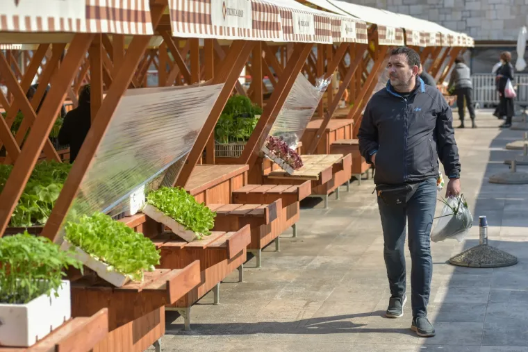 Otvorene tržnice diljem Hrvatske: Na snazi posebne mjere zaštite, građani u redovima od jutra