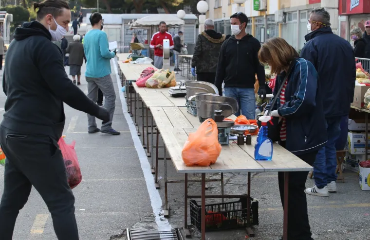 Otvorene tržnice diljem Hrvatske: Na snazi posebne mjere zaštite, građani u redovima od jutra