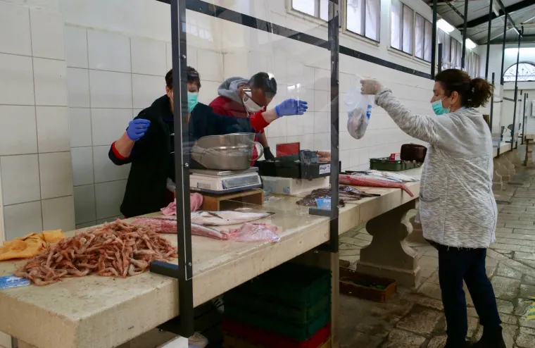 Otvorene tržnice diljem Hrvatske: Na snazi posebne mjere za&scaron;tite, građani u redovima od jutra