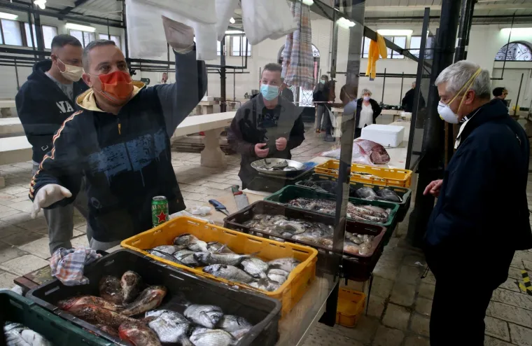 Otvorene tržnice diljem Hrvatske: Na snazi posebne mjere za&scaron;tite, građani u redovima od jutra