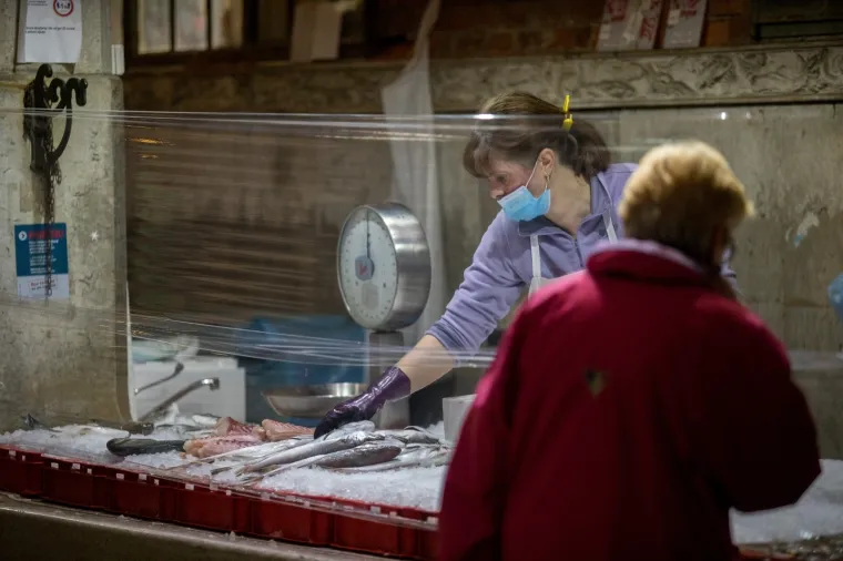 Otvorene tržnice diljem Hrvatske: Na snazi posebne mjere za&scaron;tite, građani u redovima od jutra