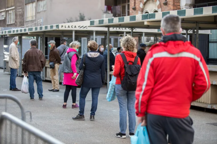 Otvorene tržnice diljem Hrvatske: Na snazi posebne mjere za&scaron;tite, građani u redovima od jutra