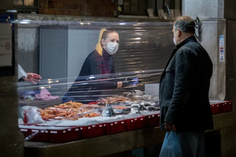 Otvorene tržnice diljem Hrvatske: Na snazi posebne mjere za&scaron;tite, građani u redovima od jutra