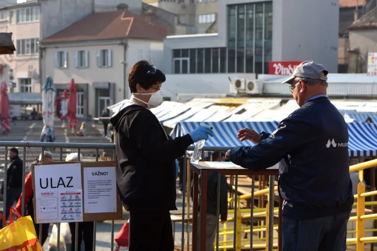 Otvorene tržnice diljem Hrvatske: Na snazi posebne mjere za&scaron;tite, građani u redovima od jutra
