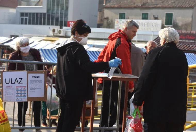 Otvorene tržnice diljem Hrvatske: Na snazi posebne mjere za&scaron;tite, građani u redovima od jutra