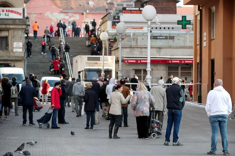 &Scaron;oping na Veliki petak: Za kupovinu na Dolcu čeka se u kilometarskoj koloni!