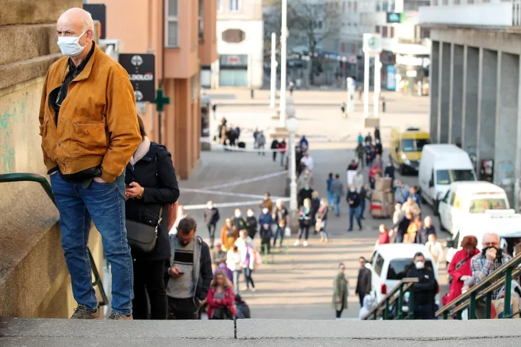 &Scaron;oping na Veliki petak: Za kupovinu na Dolcu čeka se u kilometarskoj koloni!