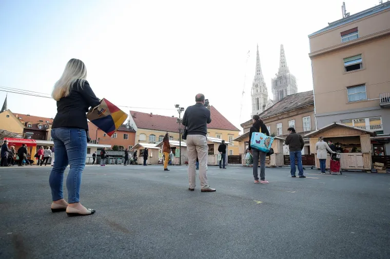 &Scaron;oping na Veliki petak: Za kupovinu na Dolcu čeka se u kilometarskoj koloni!