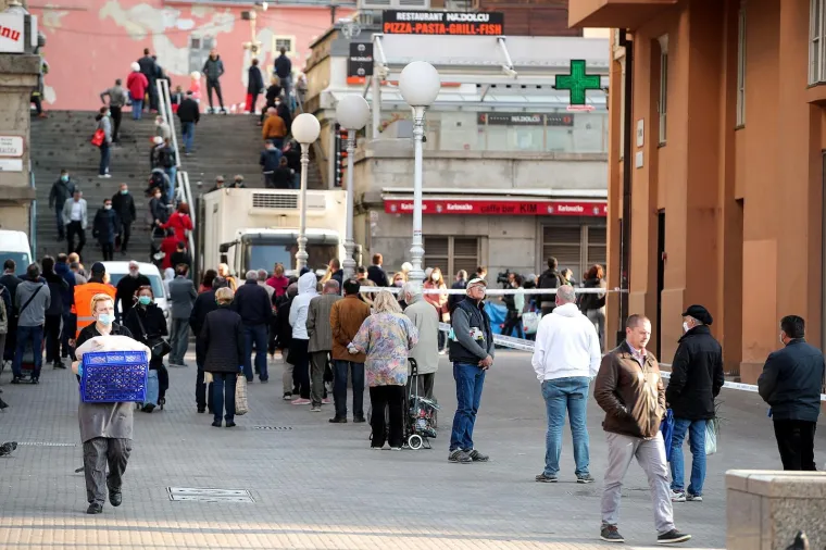 &Scaron;oping na Veliki petak: Za kupovinu na Dolcu čeka se u kilometarskoj koloni!