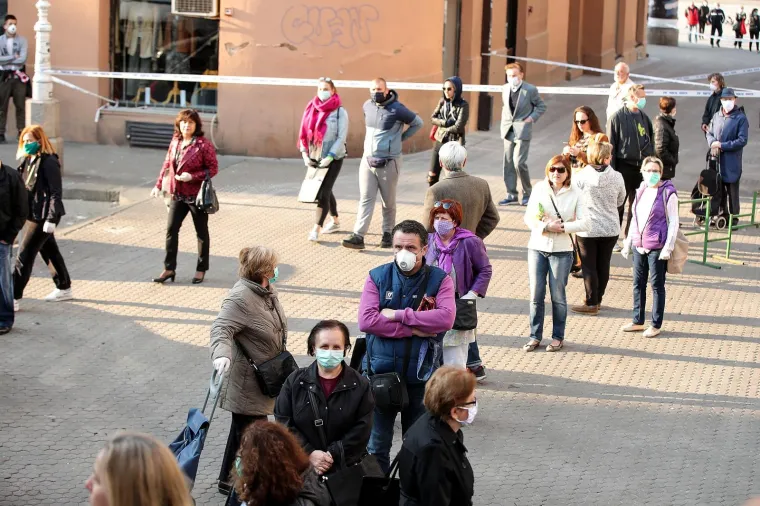 &Scaron;oping na Veliki petak: Za kupovinu na Dolcu čeka se u kilometarskoj koloni!