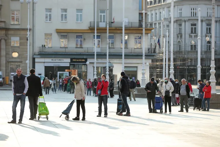 &Scaron;oping na Veliki petak: Za kupovinu na Dolcu čeka se u kilometarskoj koloni!