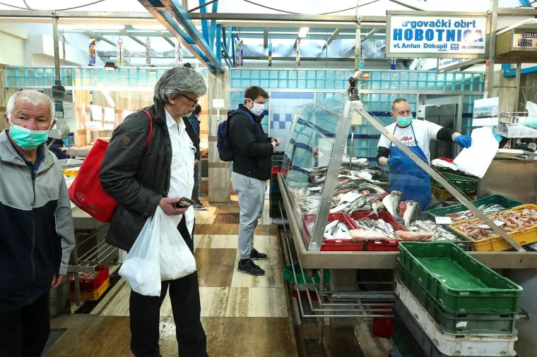 &Scaron;oping na Veliki petak: Za kupovinu na Dolcu čeka se u kilometarskoj koloni!