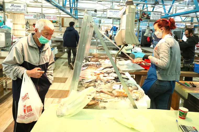 &Scaron;oping na Veliki petak: Za kupovinu na Dolcu čeka se u kilometarskoj koloni!