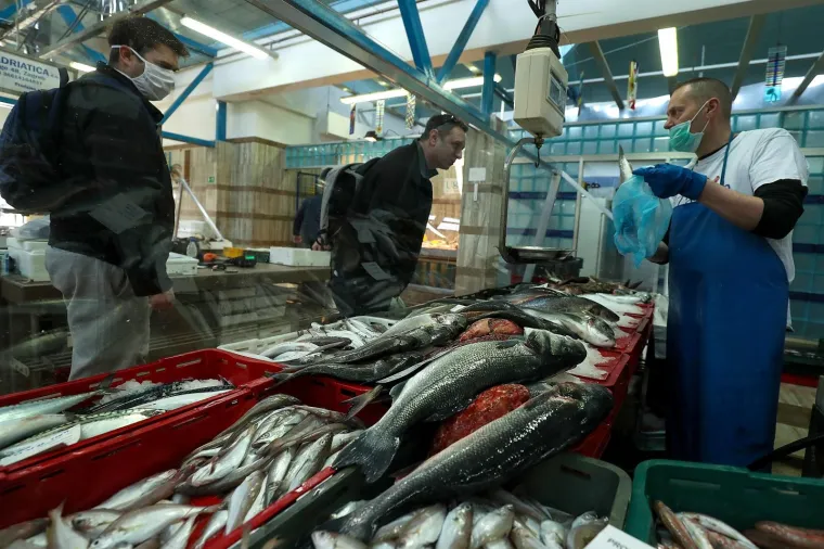 &Scaron;oping na Veliki petak: Za kupovinu na Dolcu čeka se u kilometarskoj koloni!