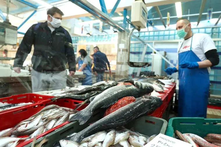 &Scaron;oping na Veliki petak: Za kupovinu na Dolcu čeka se u kilometarskoj koloni!