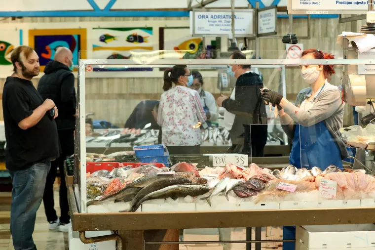&Scaron;oping na Veliki petak: Za kupovinu na Dolcu čeka se u kilometarskoj koloni!