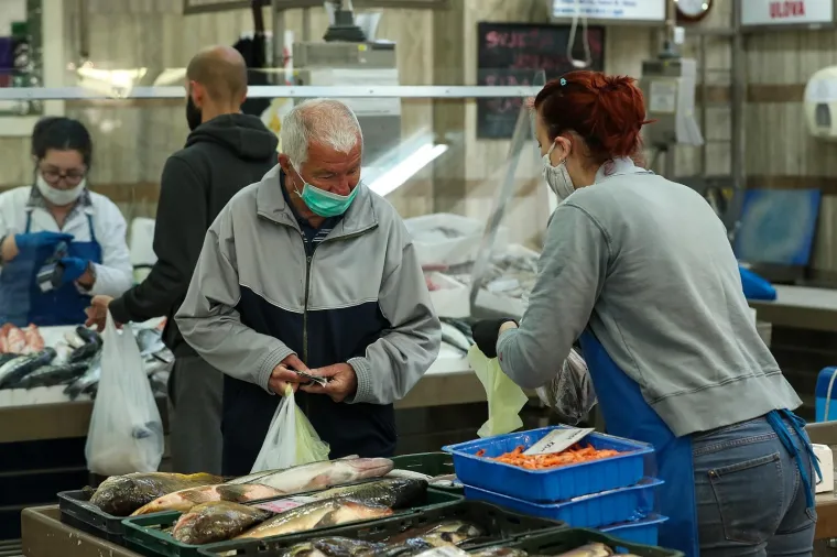 &Scaron;oping na Veliki petak: Za kupovinu na Dolcu čeka se u kilometarskoj koloni!