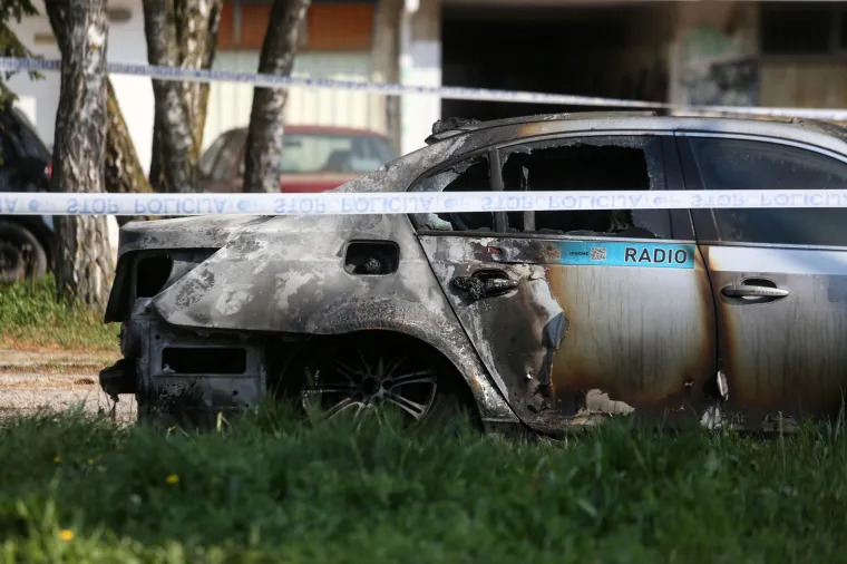 U zagrebačkim Dugavama planuo BMW, potpuno je uni&scaron;ten