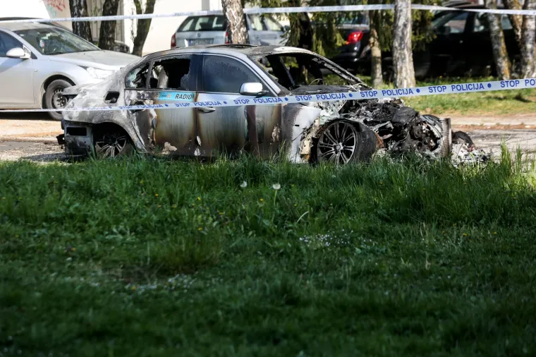 U zagrebačkim Dugavama planuo BMW, potpuno je uni&scaron;ten