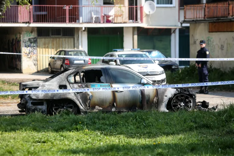 U zagrebačkim Dugavama planuo BMW, potpuno je uni&scaron;ten