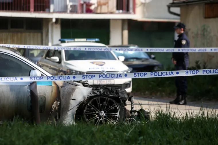 U zagrebačkim Dugavama planuo BMW, potpuno je uni&scaron;ten