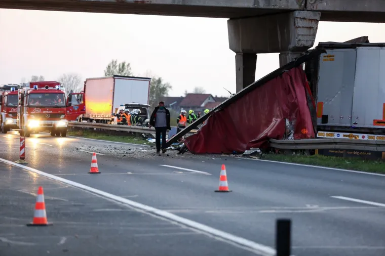 10.04.2020., Zagreb - Prometna nesreca na obilaznici izmedju cvora Kosnica i mosta Sava u smjeru Bregana. Jedna osoba je smrtno stradala. Photo: Emica Elvedji/PIXSELL