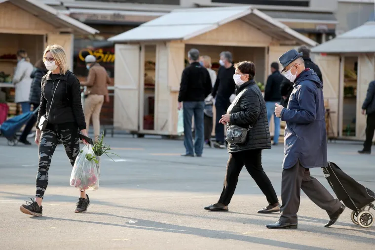 ZAGREPČANI PORHLILI NA TRŽNICU: Pogledajte kilometarsku kolonu za Dolac
