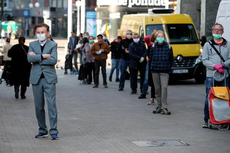 ZAGREPČANI PORHLILI NA TRŽNICU: Pogledajte kilometarsku kolonu za Dolac