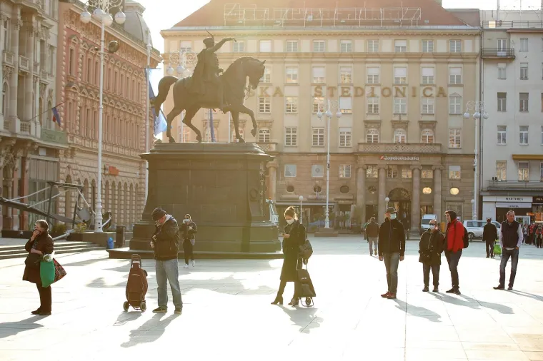 ZAGREPČANI PORHLILI NA TRŽNICU: Pogledajte kilometarsku kolonu za Dolac