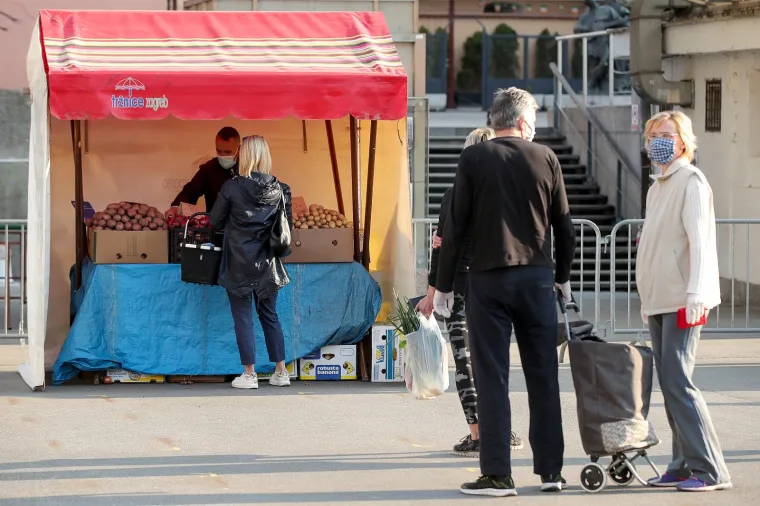 ZAGREPČANI PORHLILI NA TRŽNICU: Pogledajte kilometarsku kolonu za Dolac