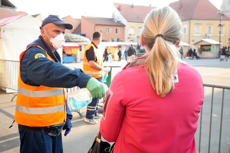 ZAGREPČANI PORHLILI NA TRŽNICU: Pogledajte kilometarsku kolonu za Dolac