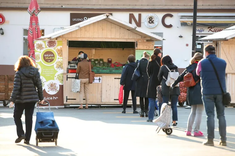 ZAGREPČANI PORHLILI NA TRŽNICU: Pogledajte kilometarsku kolonu za Dolac