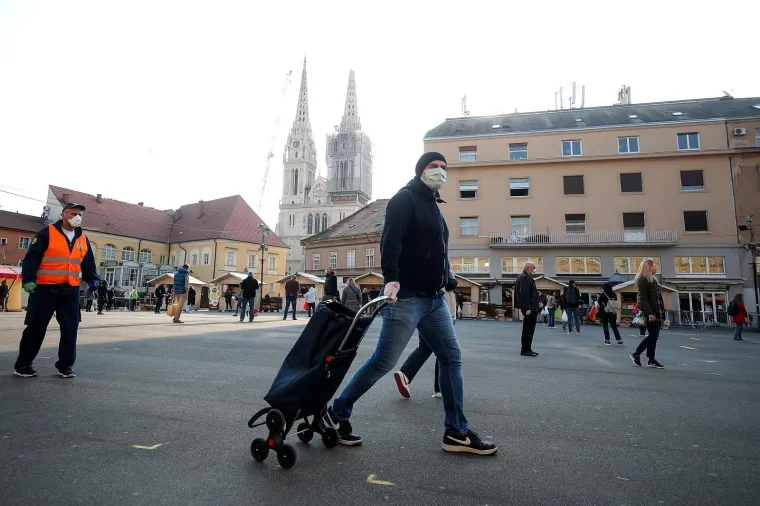 ZAGREPČANI PORHLILI NA TRŽNICU: Pogledajte kilometarsku kolonu za Dolac