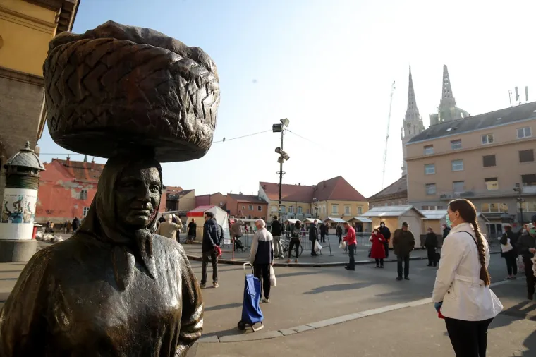 ZAGREPČANI PORHLILI NA TRŽNICU: Pogledajte kilometarsku kolonu za Dolac
