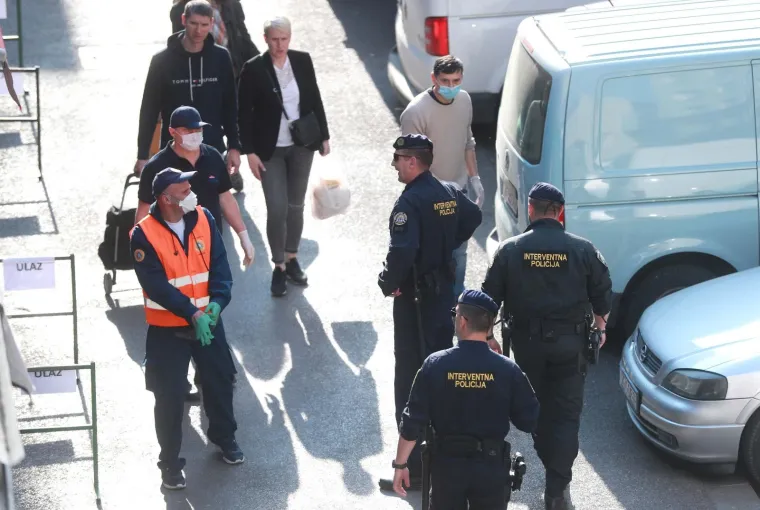 Nema švercanja: Interventna policija regulirala građane na tržnici Dolac