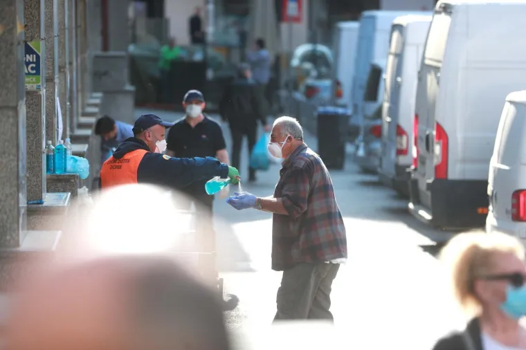 Nema švercanja: Interventna policija regulirala građane na tržnici Dolac