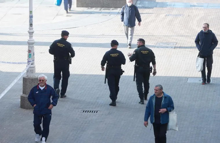 Nema švercanja: Interventna policija regulirala građane na tržnici Dolac
