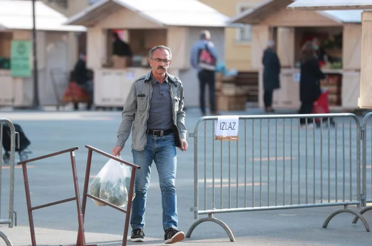 Nema švercanja: Interventna policija regulirala građane na tržnici Dolac
