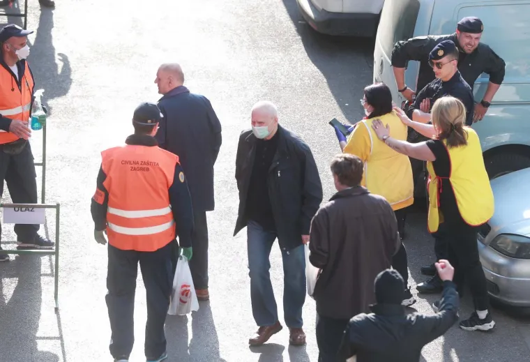 Nema švercanja: Interventna policija regulirala građane na tržnici Dolac