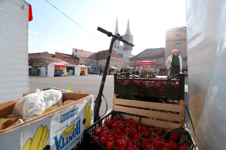 Nema švercanja: Interventna policija regulirala građane na tržnici Dolac