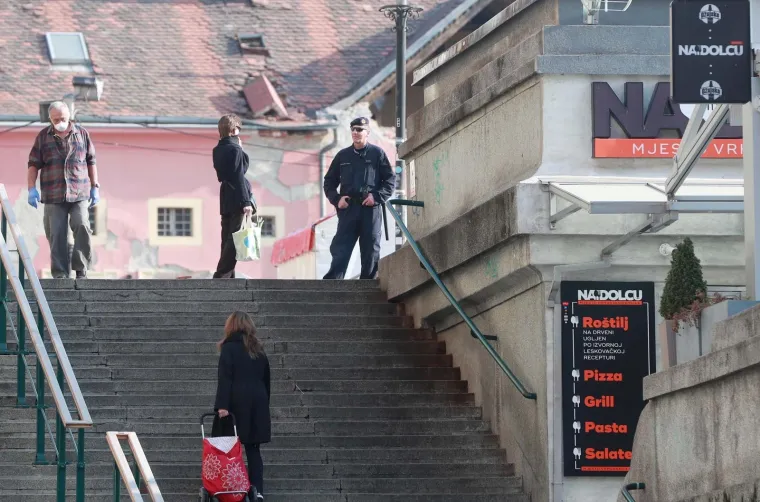 Nema švercanja: Interventna policija regulirala građane na tržnici Dolac